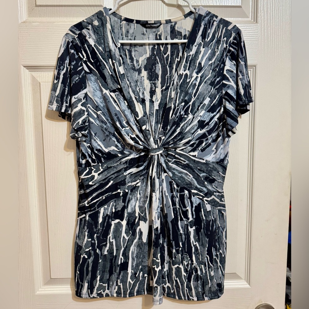 NWOT Daisy Fuentes Black and White Abstract Top